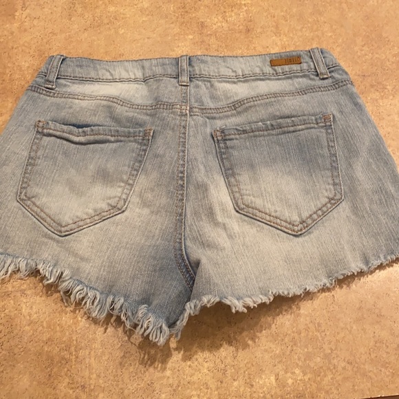 Juniors Almost Famous jean shorts size 10 - Picture 5 of 7